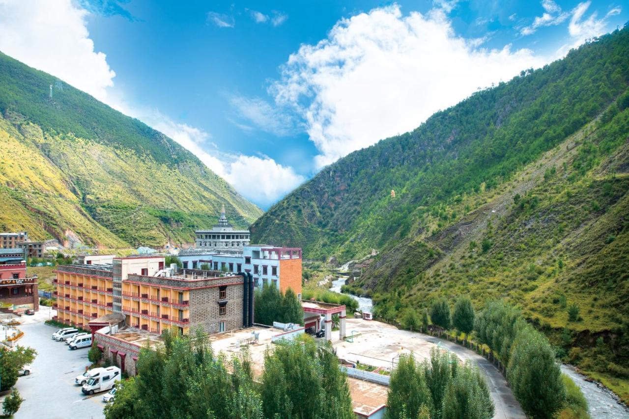 Hotel Ramada Encore Daocheng Yading Esterno foto